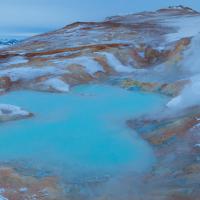 Le Leirhnjúkur est un volcan actif situé au nord-est du lac Mývatn dans le système volcanique de Krafla, en Islande. Le champ hydrothermal comporte des fumerolles et des mares de boue - Islande
