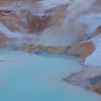 Le Leirhnjúkur est un volcan actif situé au nord-est du lac Mývatn dans le système volcanique de Krafla, en Islande. Le champ hydrothermal comporte des fumerolles et des mares de boue - Islande