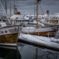 Le port de Húsavík au bord de la mer du Groenland sur le détroit de Danemark dans la région de Mývatn - Islande