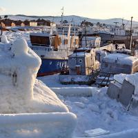 Les bateaux du port du village de Khoujir, sur l’île d’Olkhon, ne circulent pas de fin décembre à fin mars pour cause de gel. L’été, les pêcheurs de ces bateaux ramènent le salmonidé qui sert de base à la nourriture locale : l’omoul, espèce voisine de notre lavaret (appelé ferra dans le Léman). Lac Baïkal - Sibérie – Russie