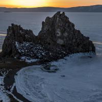 L´Ile Olkhon est considéré comme l'un des bastions du chamanisme en Sibérie. Ici le rocher du Chaman à Khoujir. Lac Baïkal - Sibérie – Russie