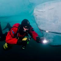 Les énormes plaques de glace forment des dédales sous la surface où il n'est pas conseillé de se promener. Le lac bouge constamment !! Lac Baïkal - Sibérie – Russie
