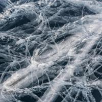Ces voiles dans la glace permettent de se rendre compte de l'épaisseur. Lac Baïkal - Sibérie – Russie