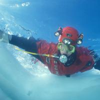 Plongée sous glace au lac Sainte Anne à 2409 mètres au dessus de Ceillac dans le Queyras - Haute Alpes – France