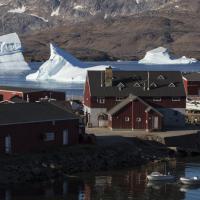Les icebergs provenant des glaciers sont emprisonnées dans le fjord devant le village de Tasiilaq sur la côte est du Groenland
