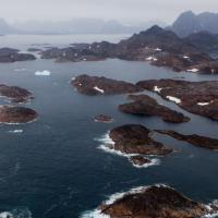 Quand on ne peut pas prendre la mer, l'hélicoptère permet de survolet le fjord Sermilik sur la côte est du Groenland