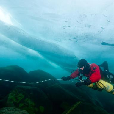 Plongeur sous les glaces du lac Baïkal – Sibérie