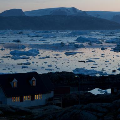 Crépuscule à Tinitikilac - iceberg du fjord Sermilik sur la côte est du Groenland