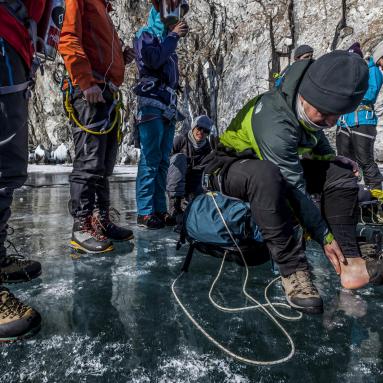 Marcheurs sur les glaces du lac Baïkal – Sibérie